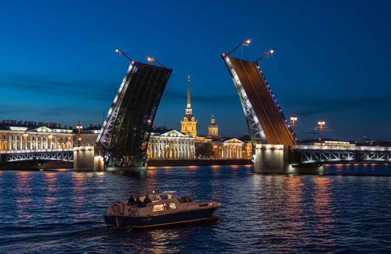 Катер у разведённого Дворцового моста ночью в Петербурге