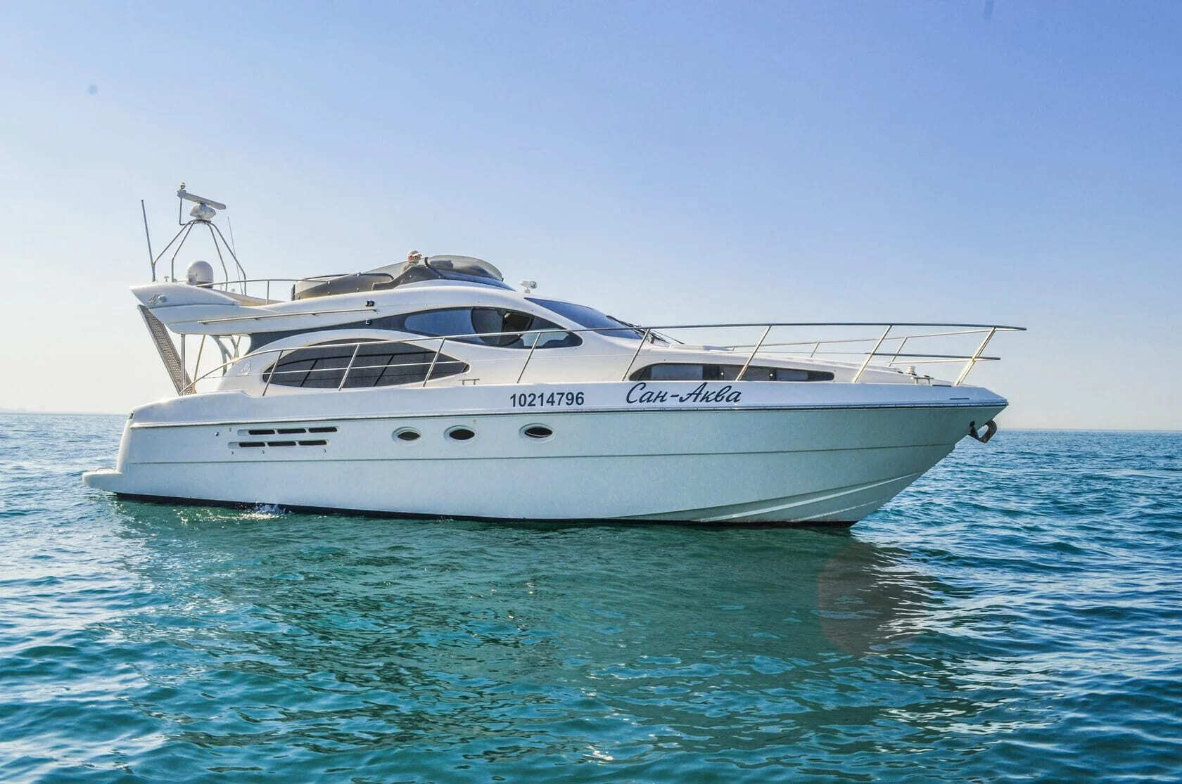 Яхта Азимут 46 / Azimut 46 — интерьер каюты и салона