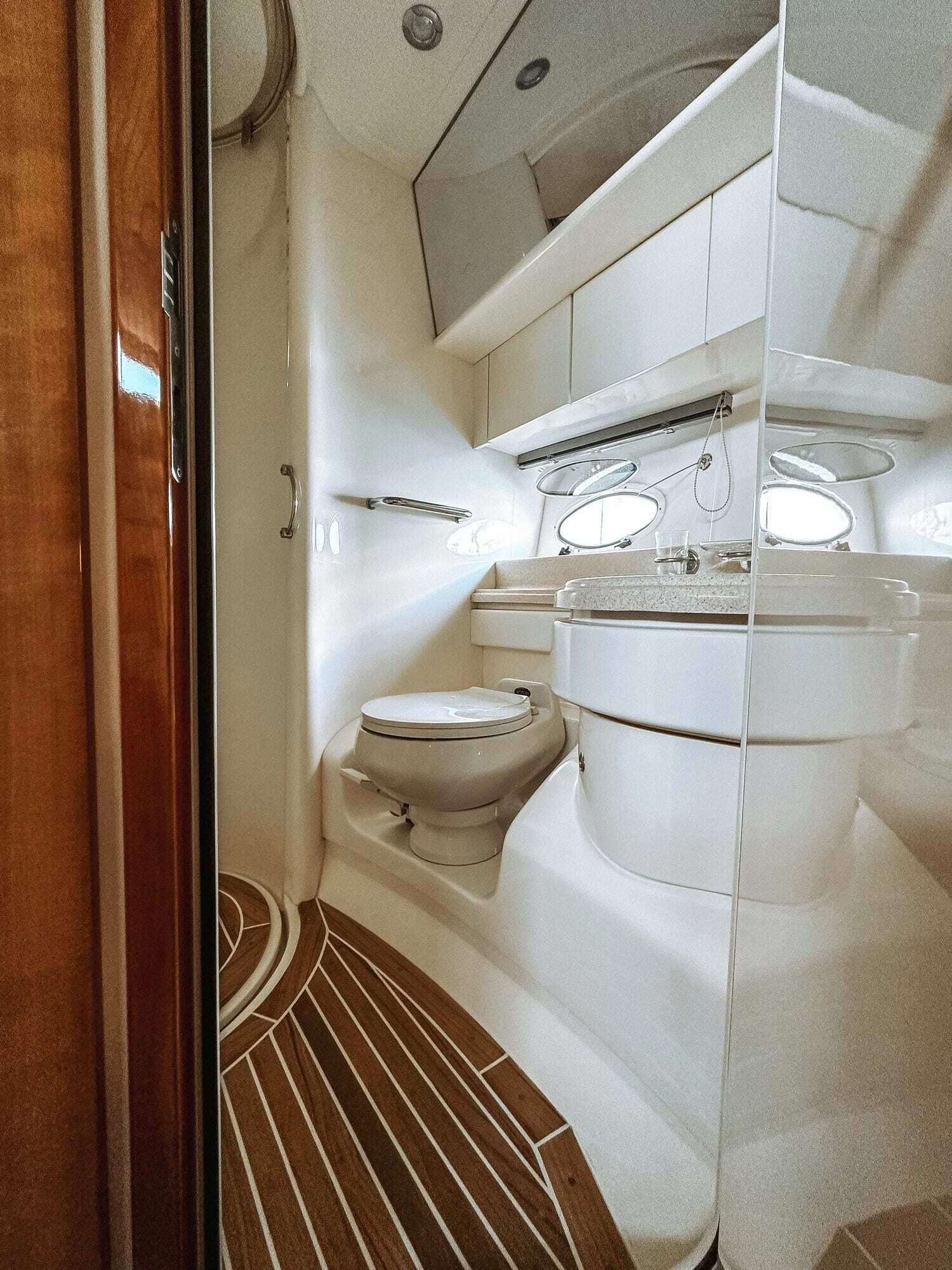 Яхта Азимут 46 / Azimut 46 — вид с борта на Неву