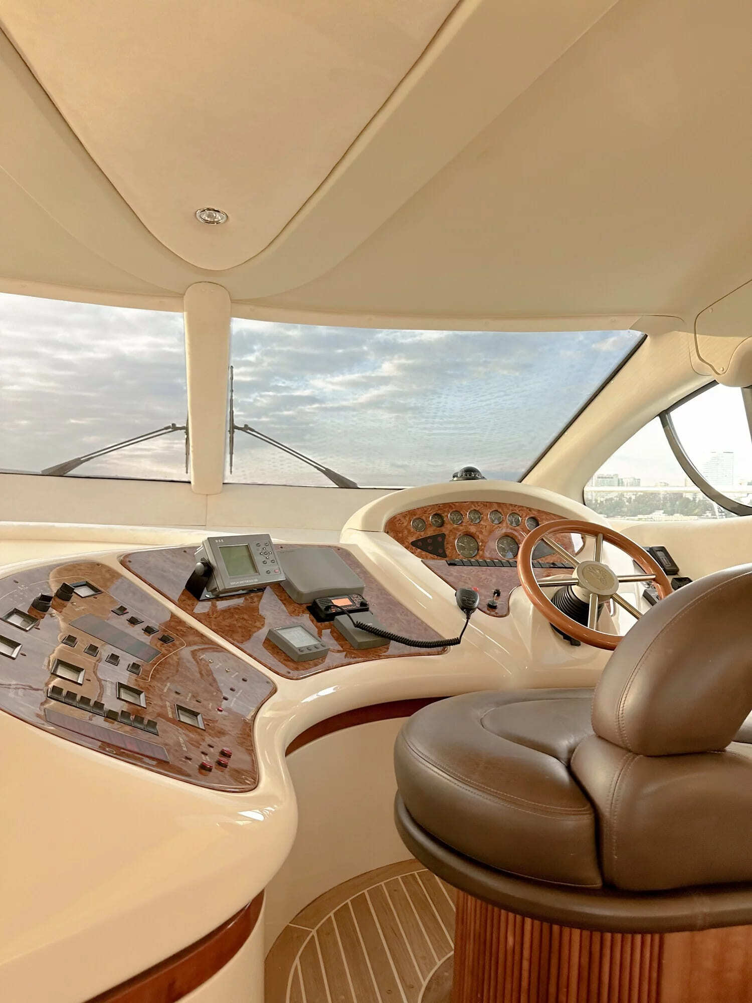 Яхта Азимут 46 / Azimut 46 — аренда яхты с экипажем СПб