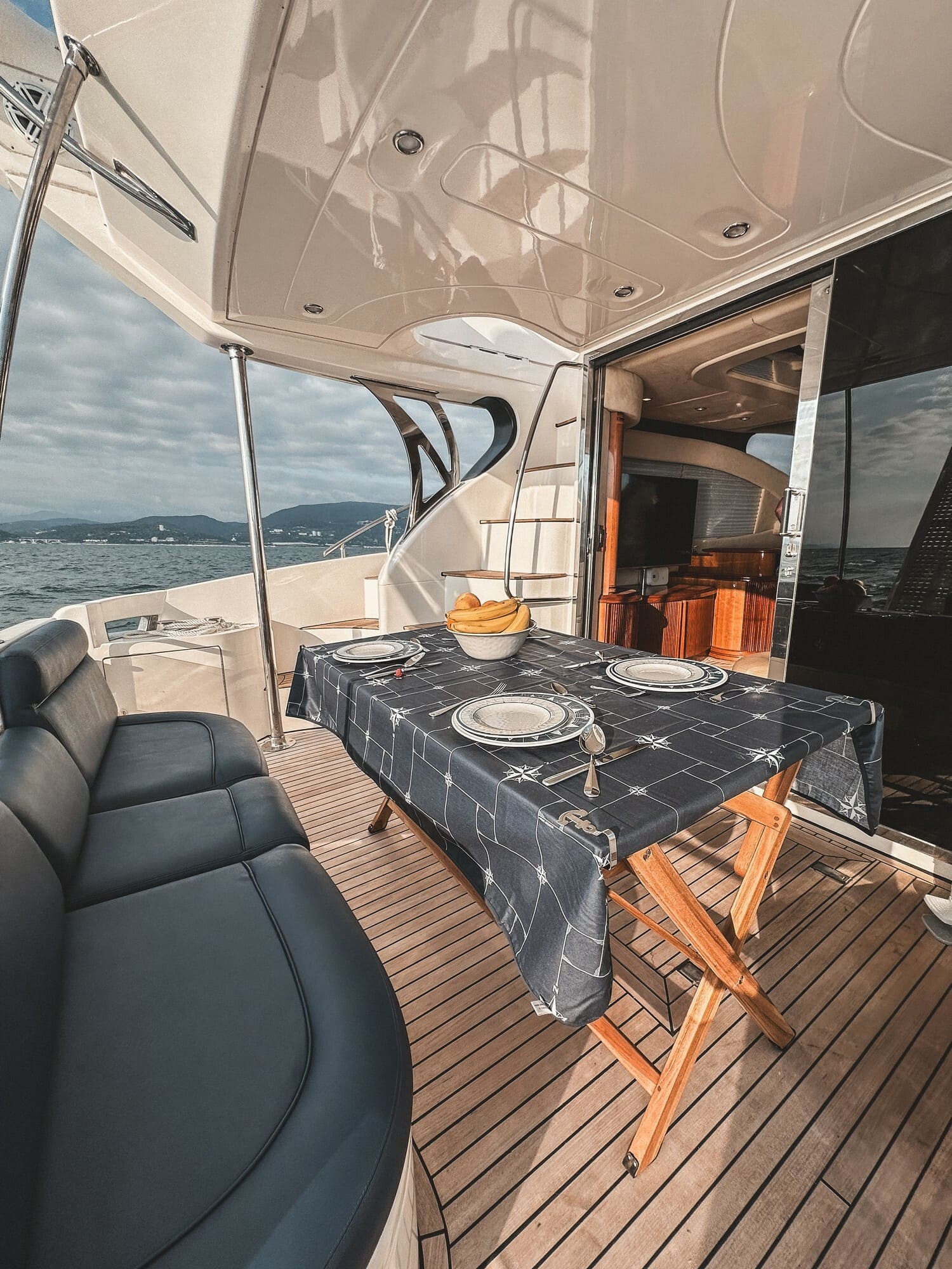 Яхта Азимут 46 / Azimut 46 — зона отдыха на яхте