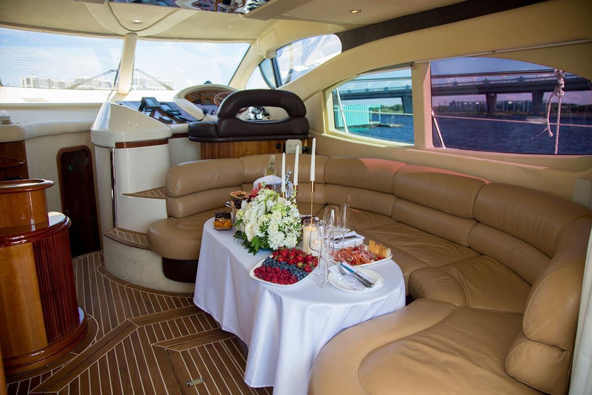 Яхта Азимут 46 / Azimut 46 — яхта для праздника в Петербурге