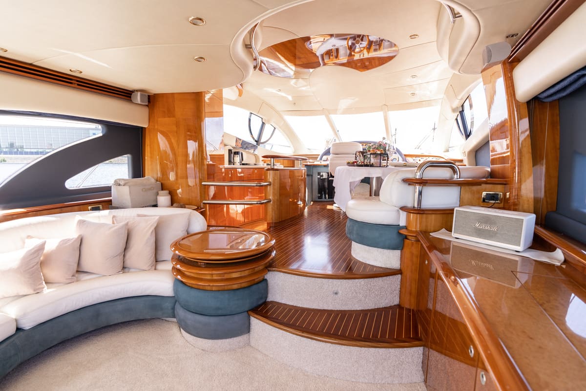 Яхта Азимут 55 / Azimut 55 — интерьер каюты и салона