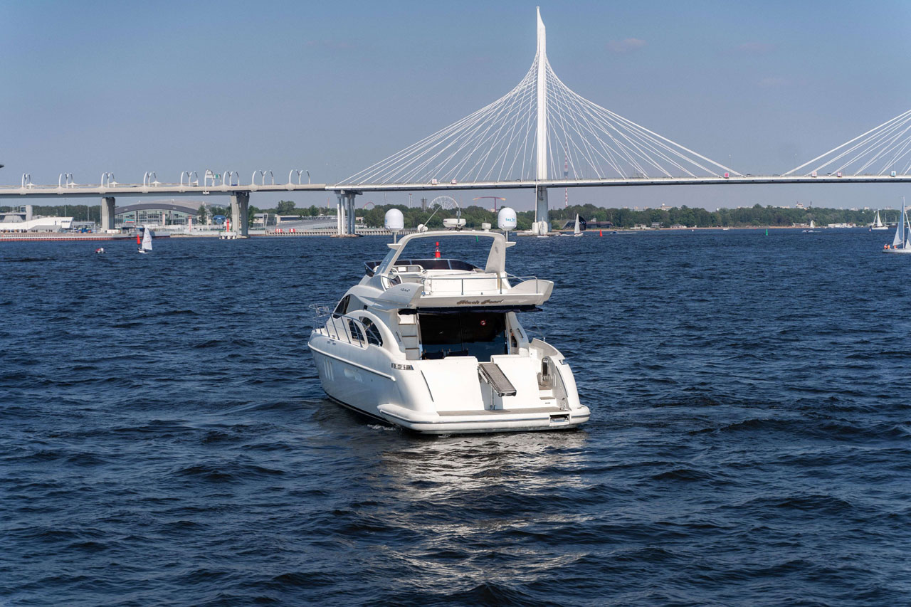 Яхта Азимут 55 / Azimut 55 — вид с борта на Неву
