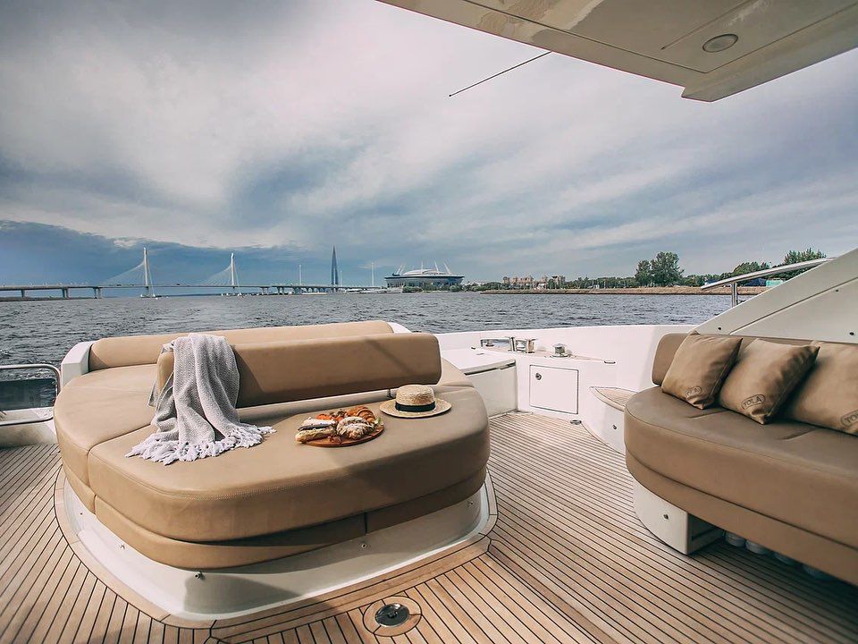Яхта Азимут 62 / Azimut 62 — вид с борта на Неву
