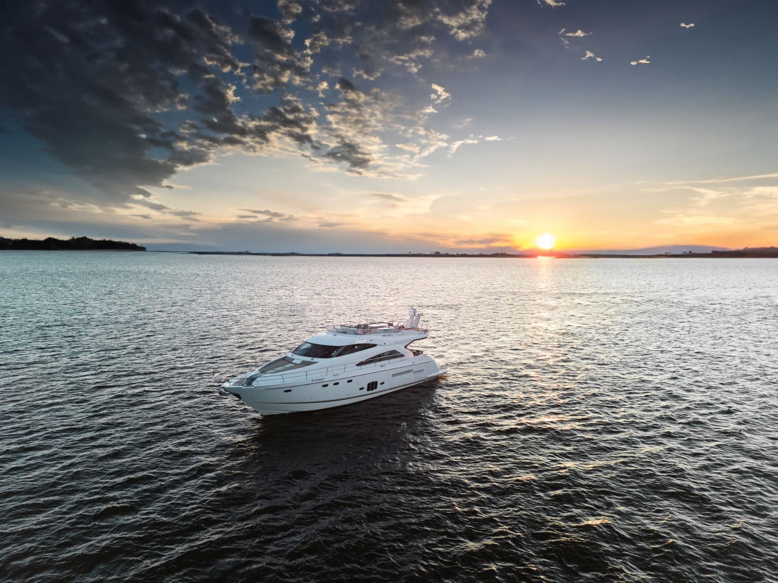 Яхта Фаирлайн 65 / Fairline 65 (Санглара) — интерьер каюты и салона