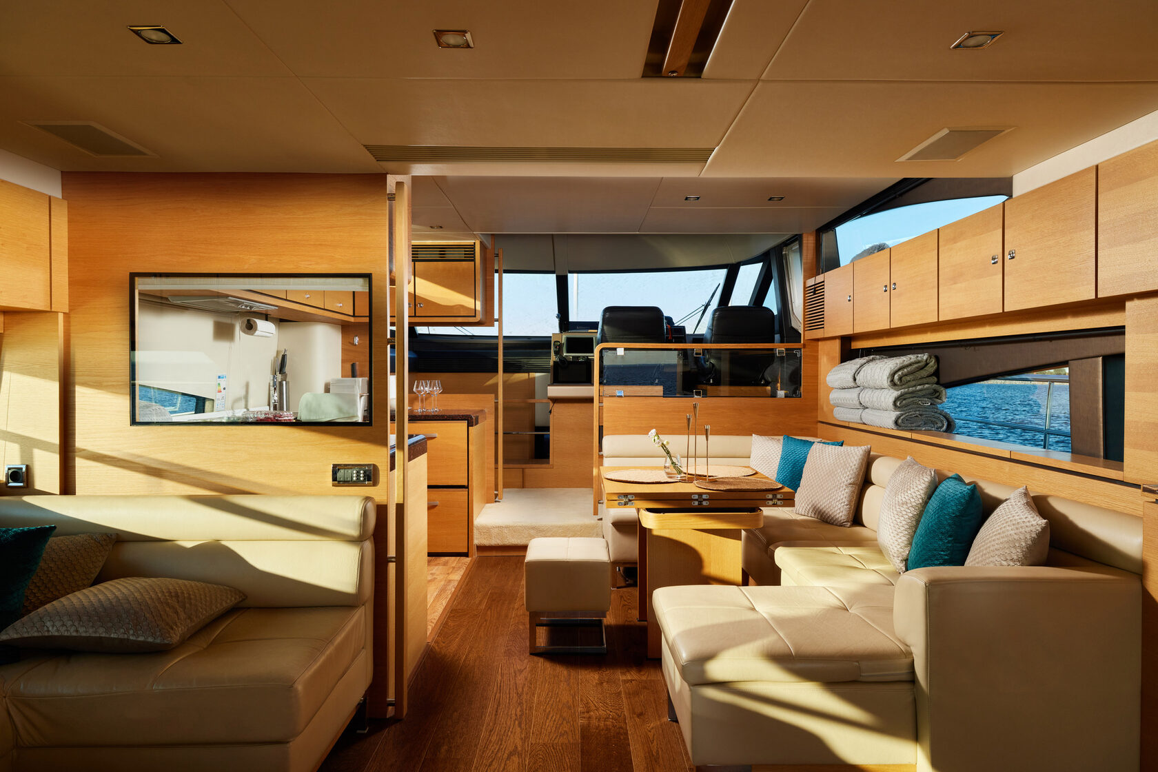 Яхта Фаирлайн 65 / Fairline 65 (Санглара) — зона отдыха на яхте