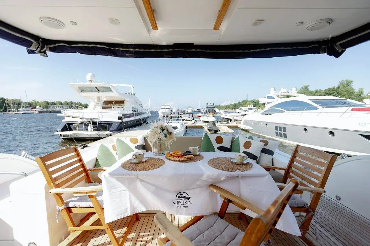 Яхта Фаирлайн 65 / Fairline 65 (Санглара) — яхта для праздника в Петербурге