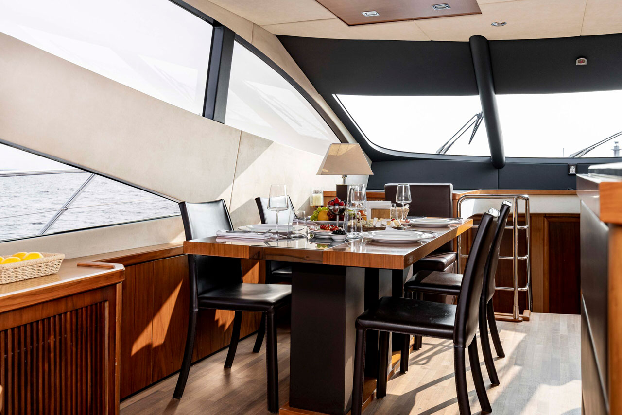 Яхта Sunseeker Pallada 70 — интерьер каюты и салона