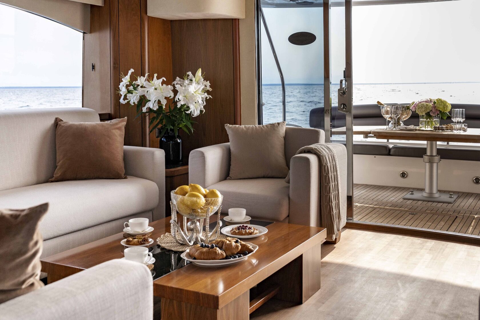 Яхта Sunseeker Pallada 70 — вид с борта на Неву