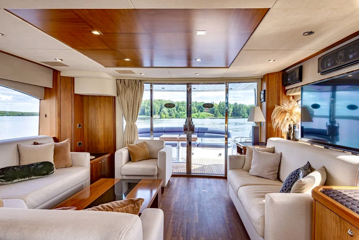 Яхта Sunseeker Pallada 70 — яхта для праздника в Петербурге