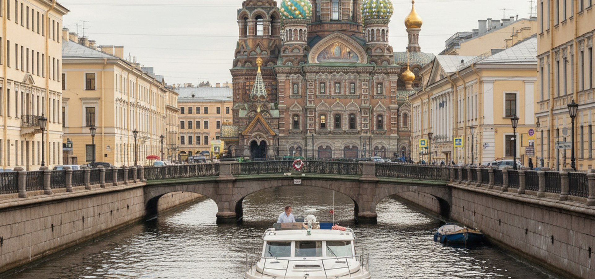 Компактная моторная яхта в канале Грибоедова у Спаса-на-Крови в Петербурге