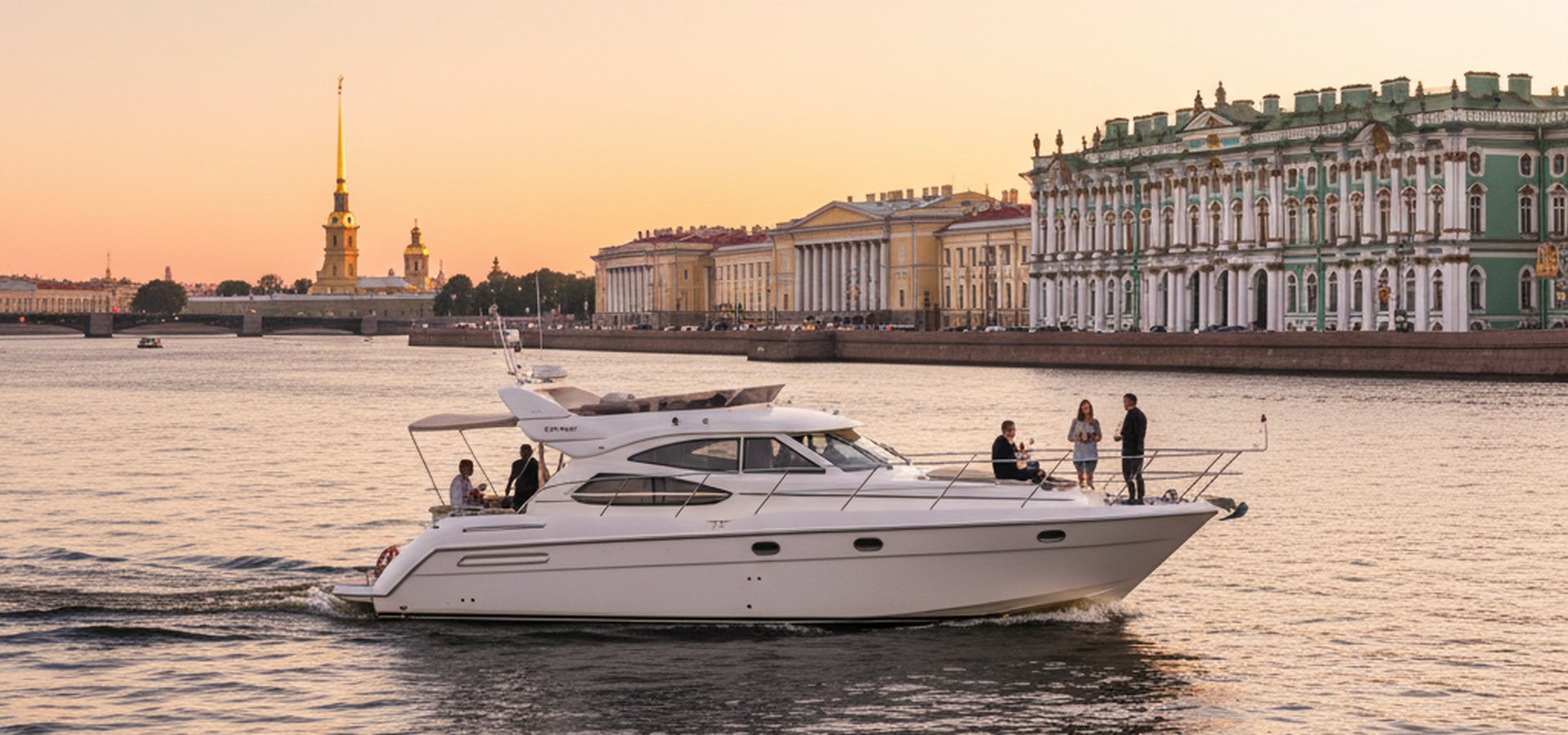 Моторная яхта идёт по Большой Неве на фоне Эрмитажа и Адмиралтейства
